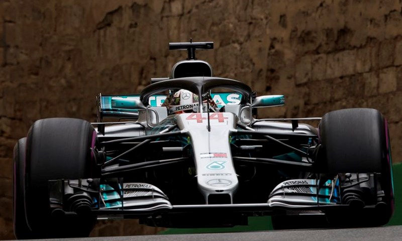Hamilton slavio u Azerbajdžanu, sudar Red Bullovih bolida