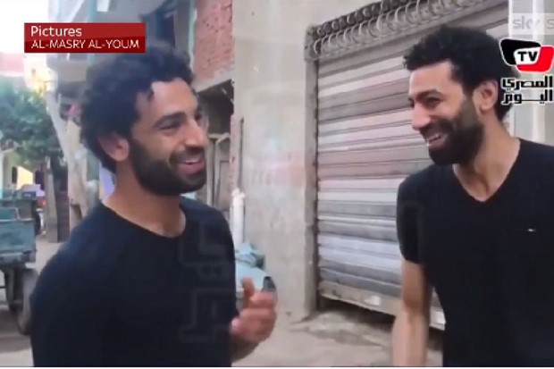 FANATIK: Mohamed Salah u druženju s gotovo identičnim sunarodnjakom