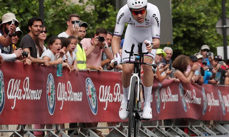 Tom Dumoulin slavio u prvoj etapi Gira, Chris Froome nakon pada 21.
