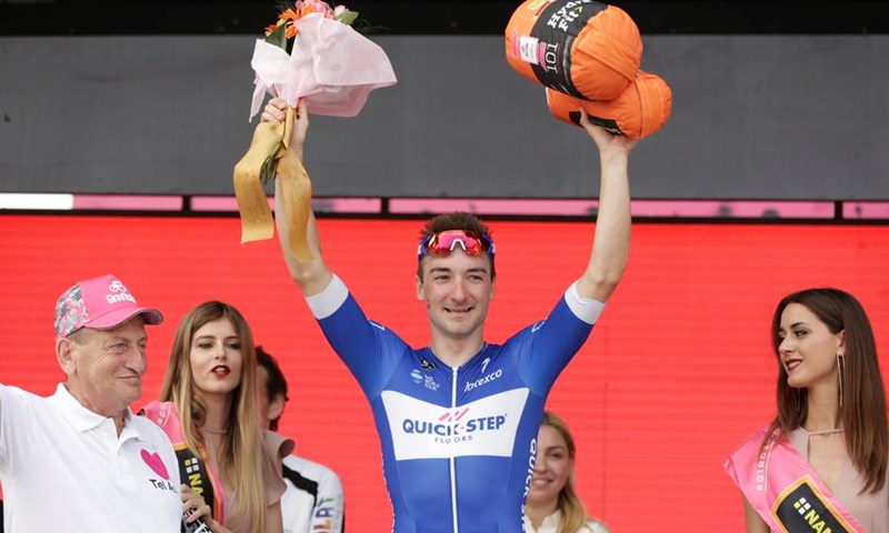 Elia Viviani odličnim sprintom u završnici do pobjede u drugoj etapi Gira
