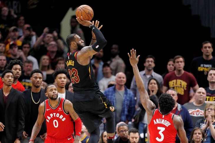 LeBron James i James Harden jednoglasno do prve petorke lige