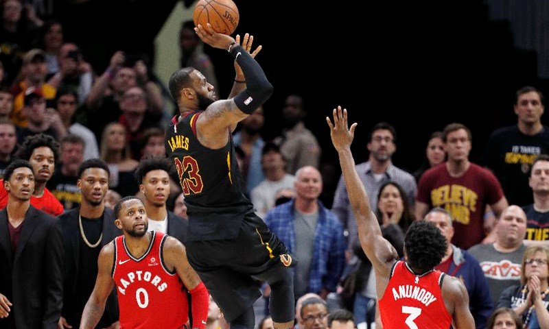 LeBron James i James Harden jednoglasno do prve petorke lige