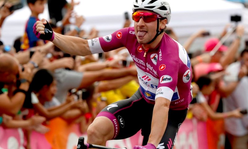 Elia Viviani slavio i u trećoj etapi Gira, Dennis ostao na vrhu poretka