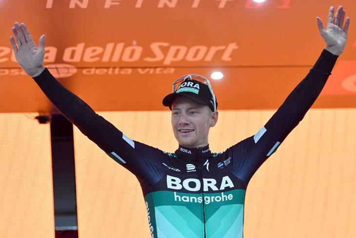 Sam Bennett slavio u kišovitoj 12. etapi, Yates lakoćom čuva ukupno vodstvo