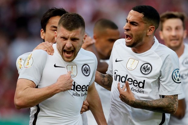 VIDEO: Eintracht Frankfurt Rebićevim golovima na Kovačevom oproštaju osvojio DFB Pokal!