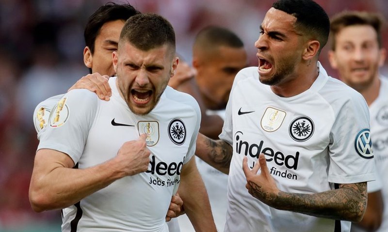 VIDEO: Eintracht Frankfurt Rebićevim golovima na Kovačevom oproštaju osvojio DFB Pokal!