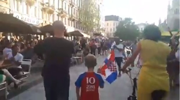 FANATIK: Cijeli briselski trg zapljeskao - trenutak koji će dječak u hrvatskom dresu pamtiti cijeli život