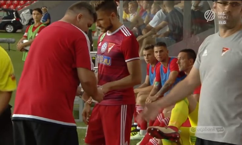 FANATIK: Početak utakmice odgođen zbog problema - s prstenom
