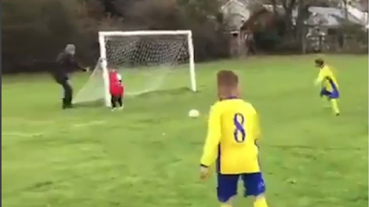 FANATIK: Otac dao "poguranac", sin obranio udarac