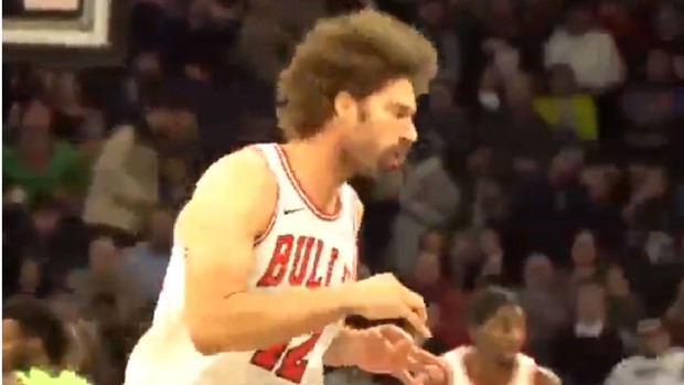 FANATIK: Robin Lopez šestu ubačenu tricu u karijeri proslavio uz "šalicu čaja"