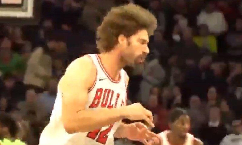 FANATIK: Robin Lopez šestu ubačenu tricu u karijeri proslavio uz "šalicu čaja"