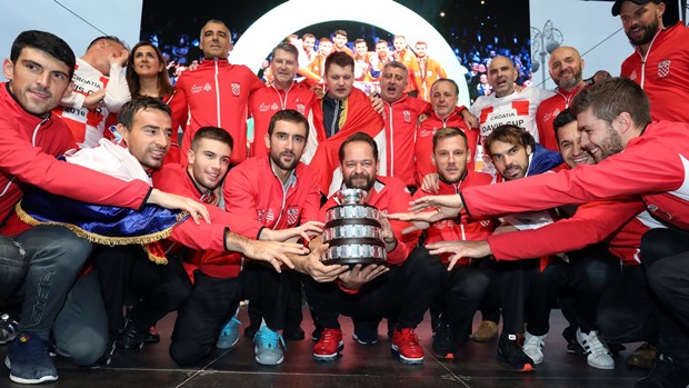 FOTO: Hrvatsku reprezentaciju navijači dočekali na Jelačićevom trgu