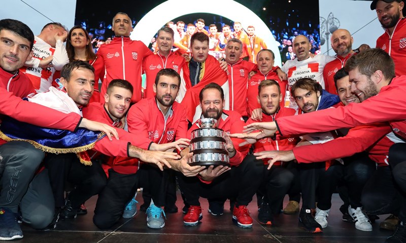 FOTO: Hrvatsku reprezentaciju navijači dočekali na Jelačićevom trgu