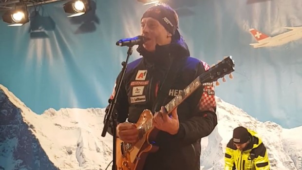 FANATIK: Ivica dobio nagradu pa uzeo gitaru i zabavio publiku u Wengenu