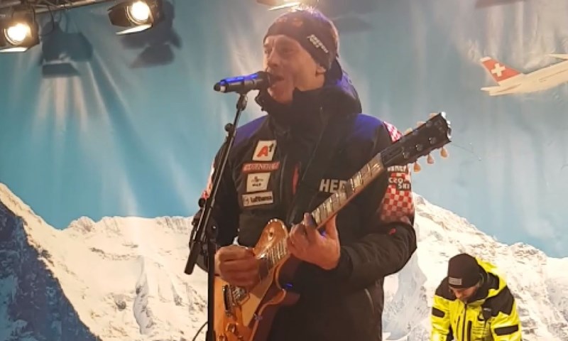 FANATIK: Ivica dobio nagradu pa uzeo gitaru i zabavio publiku u Wengenu