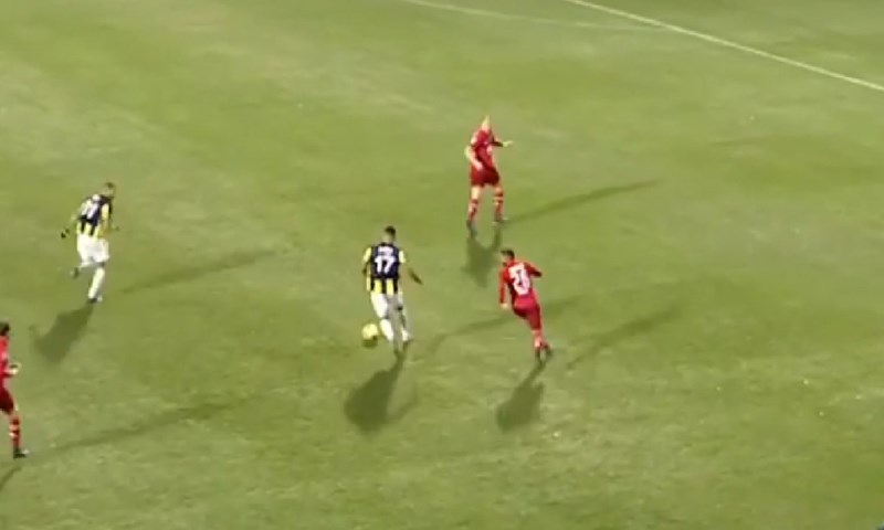 FANATIK: Kad se velike noge slože, sve se može...
