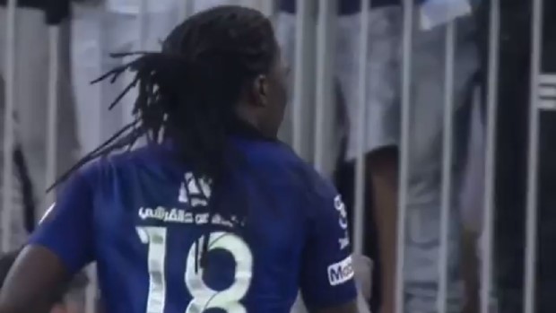 FANATIK: Bafetimbi Gomis preplašio dječaka proslavom pogotka pa mu poklonio dres