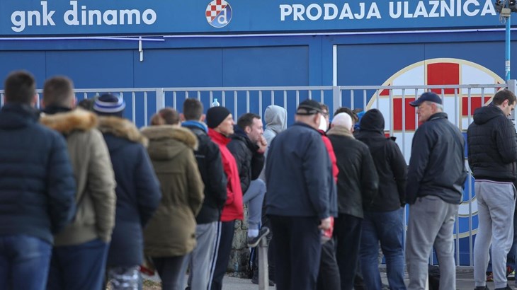 I prije izlaska sunca u Maksimiru se počeli stvarati redovi