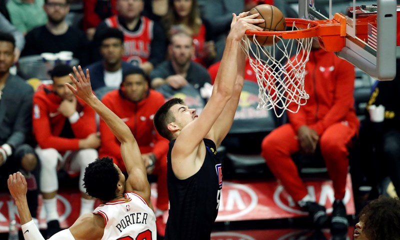 Zubac šuterski za zaborav, Šarić se drži svoje uloge, Antetokounmpo rekordno, ali nedovoljno za pobjedu