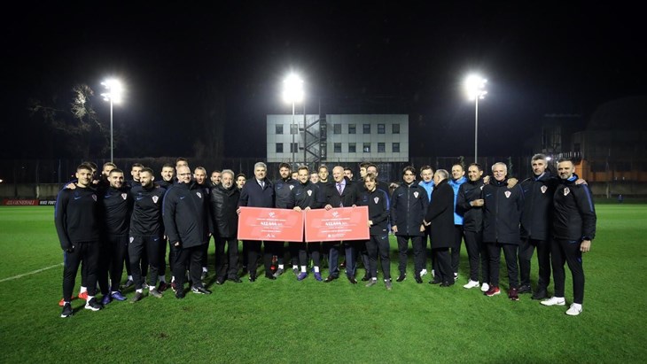 Reprezentativci uručili donacije zaklade "Vatreno srce"