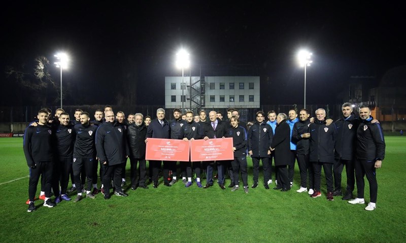 Reprezentativci uručili donacije zaklade "Vatreno srce"