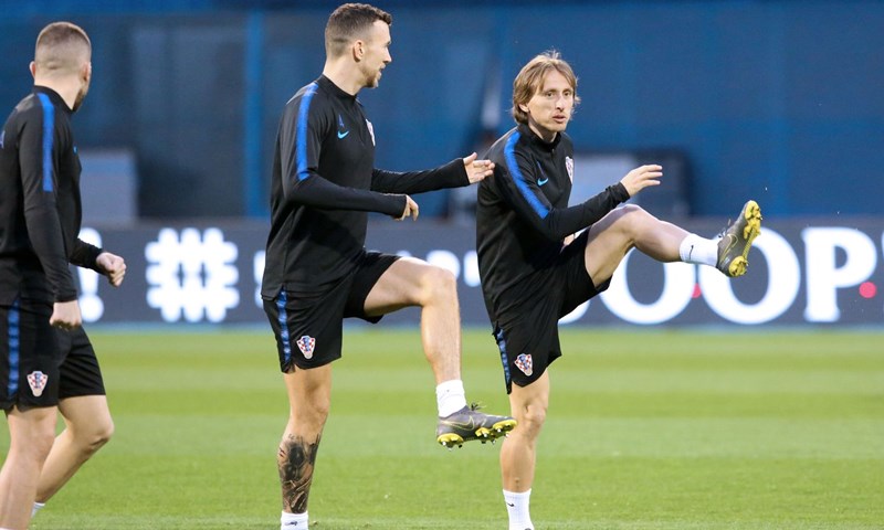 Dalić s Petkovićem od prve minute, Brekalo na desnom beku