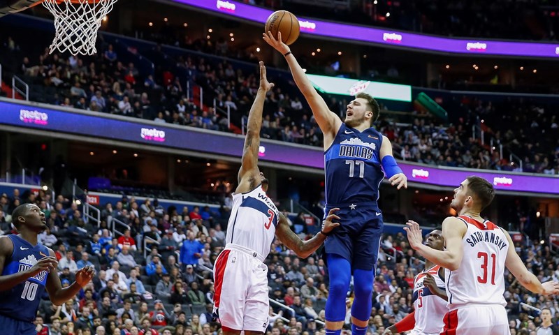 Sjajni Luka Dončić i dalje piše povijest, Irving u završnici slomio Knickse