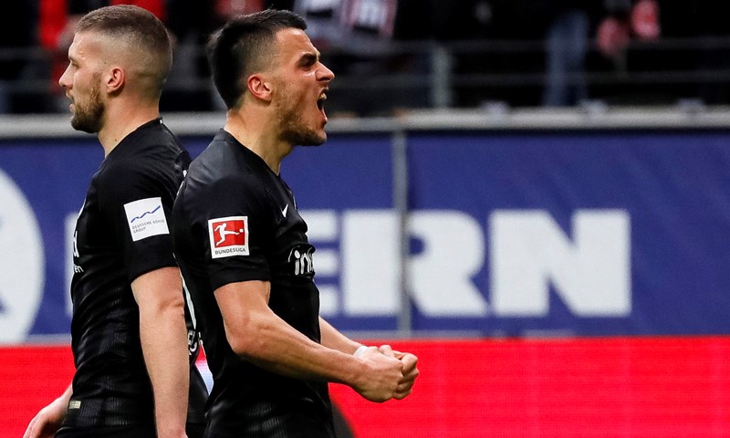 Krasna Rebićeva asistencija u glatkoj pobjedi Eintrachta, Schalke napokon slavio