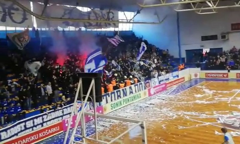 [RTL Video] Tornado izazvao prekid, specijalci uletjeli na tribine i tukli navijače, igrači odbijali nastaviti utakmicu
