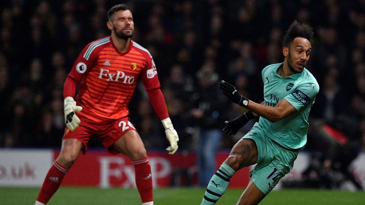 Pogreška vratara i crveni karton "pomogli" Arsenalu na Vicarage Roadu