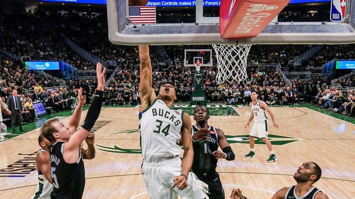 Bucksi jure prema drugom krugu, Pistonsima nije pomogao niti povratak Griffina