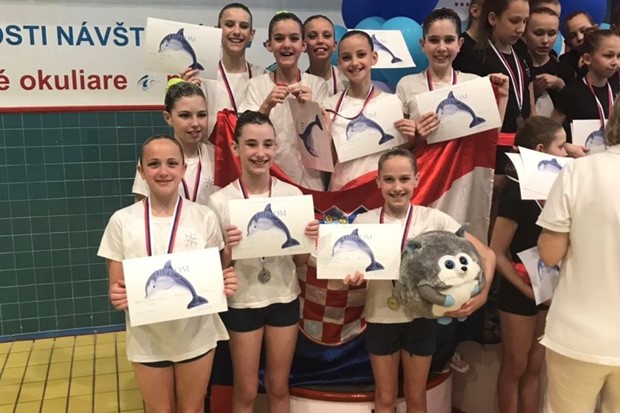 Riječke mlade sinkro plivačice vratile se iz Bratislave sa zlatom i dva srebra