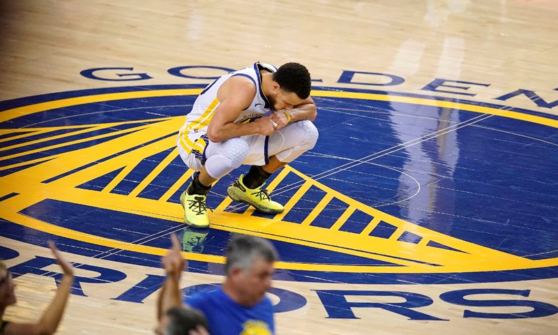 Curry i Warriorsi tricama zasuli Blazerse i bez problema poveli u seriji