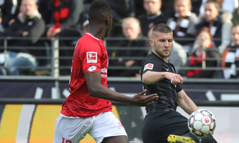 Veliki kiks Eintrachta, Rebić i društvo moraju se vaditi kod Kovača koji ide po titulu
