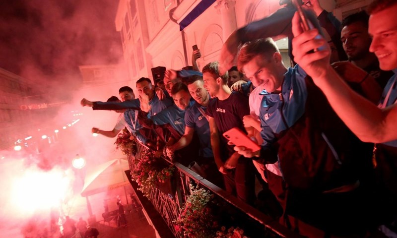 FANATIK: Nakon slavlja u Puli, raspjevani Riječani dočekani na Korzu