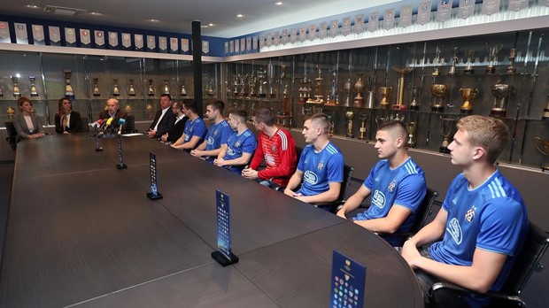 Dinamo predstavio svoju budućnost, mlade igrače s potpisanim dugogodišnjim ugovorima