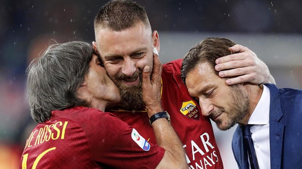 Emotivan oproštaj navijača Rome od Ranierija i De Rossija