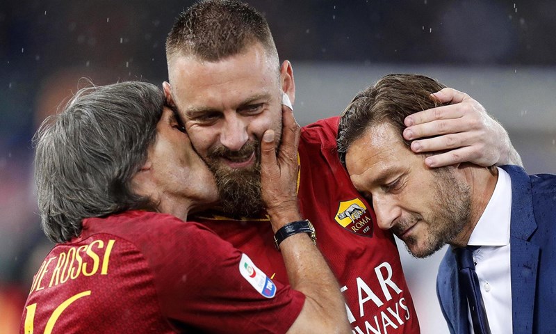 Emotivan oproštaj navijača Rome od Ranierija i De Rossija