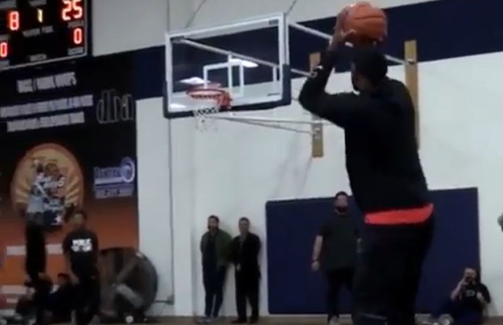 FANATIK: LeBron nije pao pod pritiskom i sredio je 14-godišnjaka u tricaškom obračunu