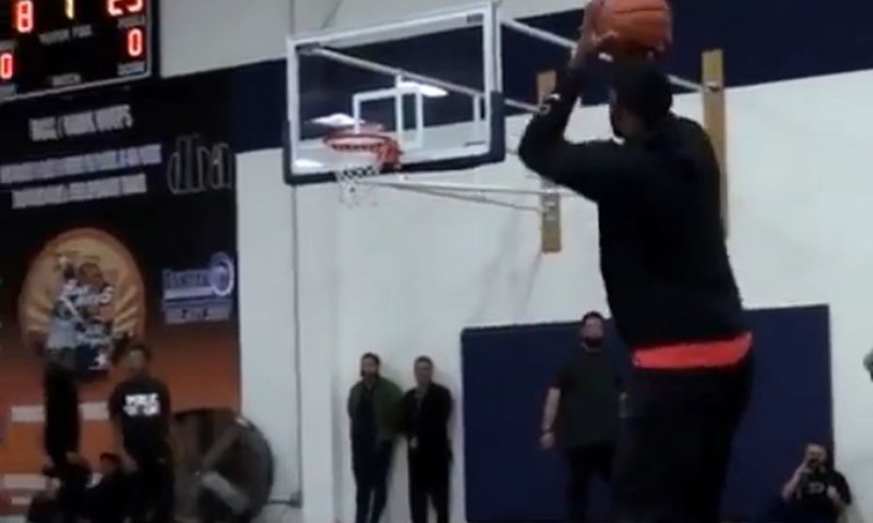 FANATIK: LeBron nije pao pod pritiskom i sredio je 14-godišnjaka u tricaškom obračunu