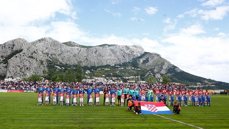 Lijepa revija u Omišu, Hrvatska zabila pet golova domaćinu za 100. rođendan