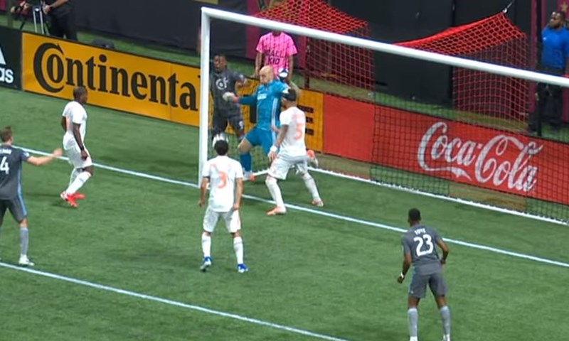 FANATIK: Uporni Brad Guzan sa sto ruku
