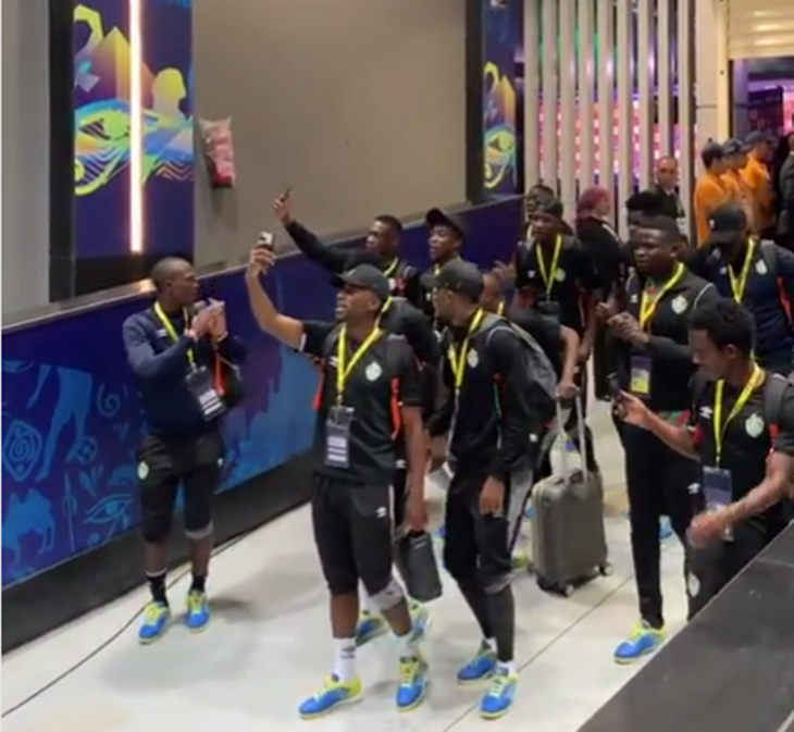 FANATIK: Zimbabve u pravom stilu stigao na otvaranje Afričkog kupa nacija