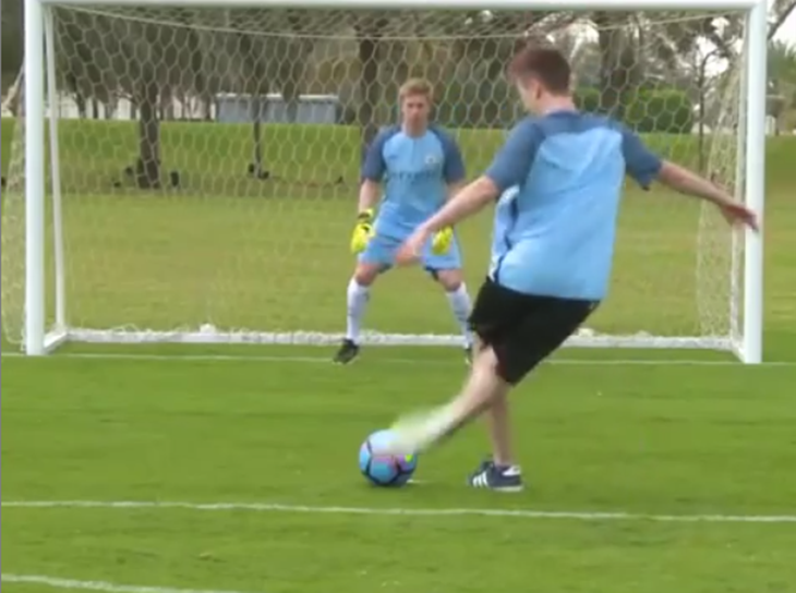 FANATIK: Prisjetimo se kako je De Bruyne stao na gol i odmah "dobio po glavi"