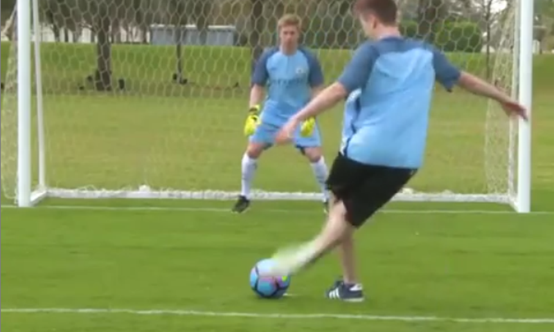 FANATIK: Prisjetimo se kako je De Bruyne stao na gol i odmah "dobio po glavi"