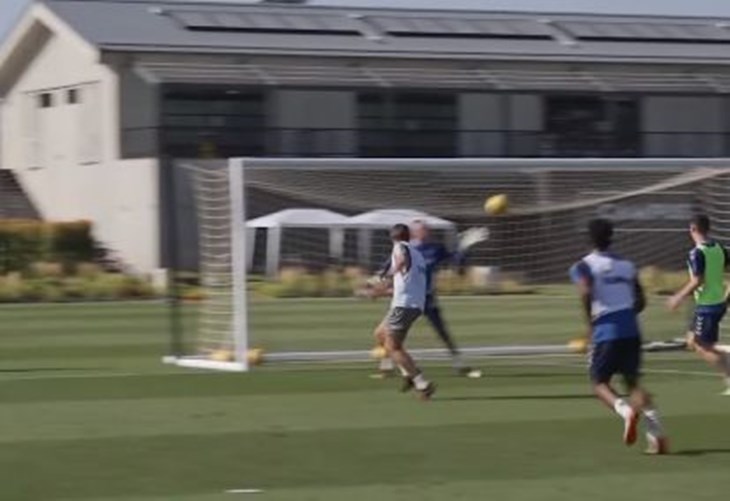 FANATIK: Steven Gerrard niti u mirovini nije zaboravio kako puniti mreže