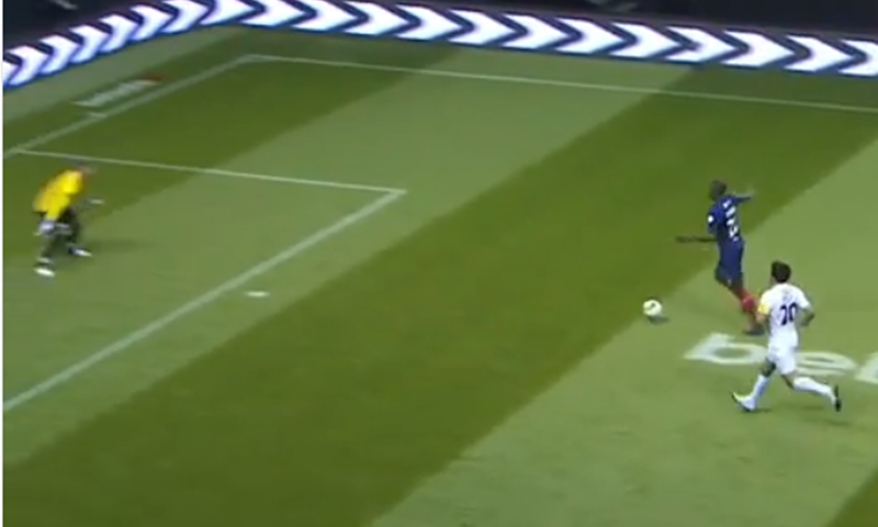FANATIK: Sjedi jedan! Eric Abidal i u mirovini školuje vratare