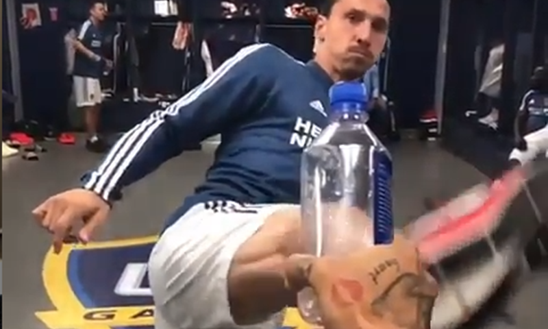 FANATIK: Zlatan nogom skinuo čep s boce i izazvao nekadašnjeg suigrača