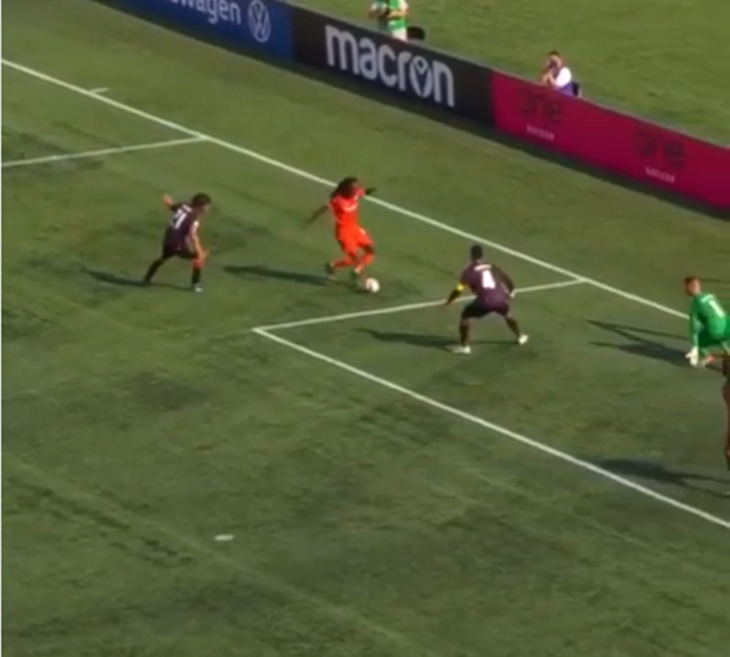 FANATIK: Umjesto čuvanja lopte napravio je - slalom