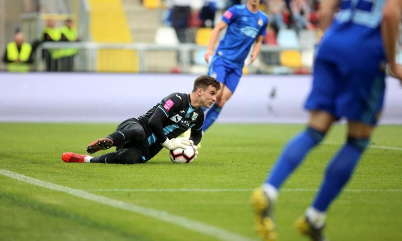 Sluga i kiksao i branio: Primio tri gola, ali i izvlačio Luton